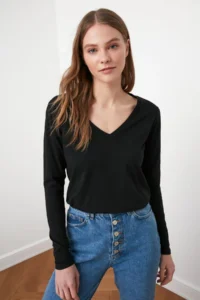 TRENDYOLMİLLA Black 100% Cotton Regular/Normal Pattern Basic V-neck Long Sleeve Knitting T-Shirt - Image 7