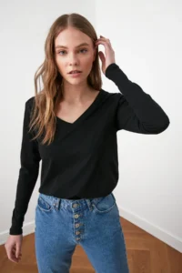 TRENDYOLMİLLA Black 100% Cotton Regular/Normal Pattern Basic V-neck Long Sleeve Knitting T-Shirt - Image 8