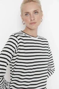 TRENDYOLMİLLA White Striped Basic Knitting T-Shirt