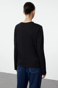 TRENDYOLMİLLA Black-White 2 Sets Package 100% Cotton V-neck Regular/Normal Cut Knitting T-Shirt - Image 12