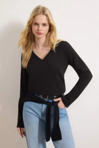 TRENDYOLMİLLA Black-White 2 Sets Package 100% Cotton V-neck Regular/Normal Cut Knitting T-Shirt - Image 3