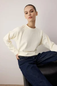 TRENDYOLMİLLA Ecru relaxed/Boxy Fit Crop Long Sleeve Knitting T-Shirt - Image 2
