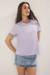 TRENDYOLMİLLA Lilac 100% Cotton Contrast Stitching Detailed Basic Crew Neck Knitting T-Shirt - Image 2