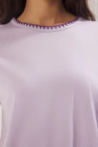 TRENDYOLMİLLA Lilac 100% Cotton Contrast Stitching Detailed Basic Crew Neck Knitting T-Shirt - Image 3