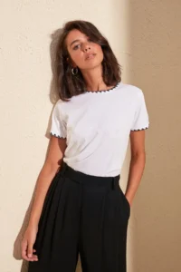 TRENDYOLMİLLA White 100% Cotton Contrast Stitching Detailed Basic Crew Neck Knitting T-Shirt - Image 3