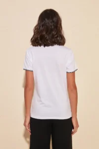 TRENDYOLMİLLA White 100% Cotton Contrast Stitching Detailed Basic Crew Neck Knitting T-Shirt - Image 4