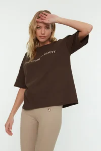 TRENDYOLMİLLA Brown 100% Cotton Slogan Printed relaxed/Wide Relaxed Cut Knitting T-Shirt - Image 4