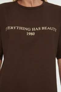 TRENDYOLMİLLA Brown 100% Cotton Slogan Printed relaxed/Wide Relaxed Cut Knitting T-Shirt - Image 5