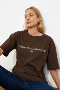TRENDYOLMİLLA Brown 100% Cotton Slogan Printed relaxed/Wide Relaxed Cut Knitting T-Shirt - Image 7