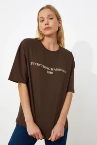 TRENDYOLMİLLA Brown 100% Cotton Slogan Printed relaxed/Wide Relaxed Cut Knitting T-Shirt - Image 8