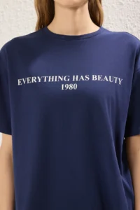 TRENDYOLMİLLA Navy Blue 100% Cotton Slogan Printed relaxed/Wide Relaxed Cut Knitting T-Shirt - Image 3