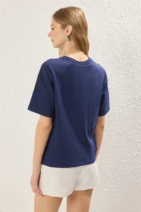 TRENDYOLMİLLA Navy Blue 100% Cotton Slogan Printed relaxed/Wide Relaxed Cut Knitting T-Shirt - Image 4