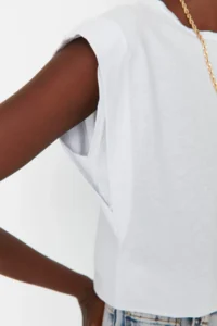TRENDYOLMİLLA White 100% Cotton Wadding Look Basic Crew Neck Knitting T-Shirt - Image 4