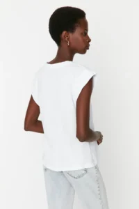 TRENDYOLMİLLA White 100% Cotton Wadding Look Basic Crew Neck Knitting T-Shirt - Image 5