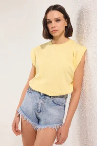 TRENDYOLMİLLA Light Yellow 100% Cotton Wadding Appearance Basic Crew Neck Knitting T-Shirt - Image 2