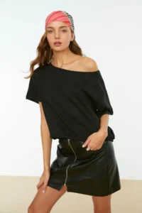 TRENDYOLMİLLA Black 100% Cotton Oversized/Wide Pattern Boat Neck Knitting T-Shirt - Image 4