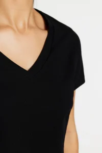 TRENDYOLMİLLA Black 100% Cotton Basic V-neck Knitting T-Shirt - Image 4