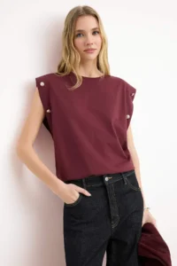TRENDYOLMİLLA Burgundy 100% Cotton Button Detailed Wadding Look Basic Crew Neck Knitting T-Shirt - Image 2