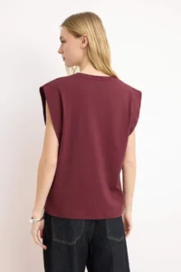 TRENDYOLMİLLA Burgundy 100% Cotton Button Detailed Wadding Look Basic Crew Neck Knitting T-Shirt - Image 4