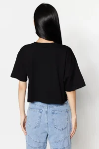 TRENDYOLMİLLA Black relaxed/Rahat Pattern 100% Thick Cotton Crop Knitting T-Shirt - Image 5