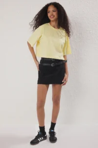 TRENDYOLMİLLA Yellow relaxed/Rahat Pattern 100% Thick Cotton Crop Knitting T-Shirt - Image 2