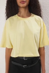 TRENDYOLMİLLA Yellow relaxed/Rahat Pattern 100% Thick Cotton Crop Knitting T-Shirt - Image 3