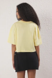 TRENDYOLMİLLA Yellow relaxed/Rahat Pattern 100% Thick Cotton Crop Knitting T-Shirt - Image 4