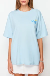 TRENDYOLMİLLA Light Blue 100% Cotton Back and Chest Printed Boyfriend Knitting T-Shirt - Image 4