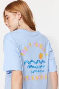 TRENDYOLMİLLA Light Blue 100% Cotton Back and Chest Printed Boyfriend Knitting T-Shirt - Image 7