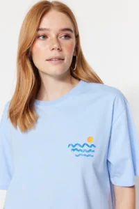 TRENDYOLMİLLA Light Blue 100% Cotton Back and Chest Printed Boyfriend Knitting T-Shirt - Image 9