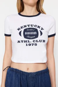 TRENDYOLMİLLA White 100% Cotton Slogan Printed Fitted Crop Crew Neck Knitting T-Shirt - Image 3