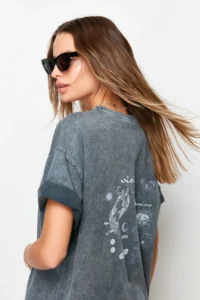 TRENDYOLMİLLA Anthracite 100% Thick Cotton Faded Effect Back Printed Boyfriend Knitting T-Shirt - Image 2