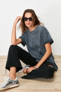 TRENDYOLMİLLA Anthracite 100% Thick Cotton Faded Effect Back Printed Boyfriend Knitting T-Shirt - Image 3