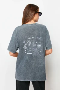 TRENDYOLMİLLA Anthracite 100% Thick Cotton Faded Effect Back Printed Boyfriend Knitting T-Shirt - Image 6