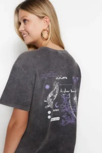 TRENDYOLMİLLA Anthracite 100% Thick Cotton Faded Effect Back Printed Boyfriend Knitting T-Shirt - Image 7