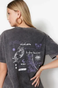 TRENDYOLMİLLA Anthracite 100% Thick Cotton Faded Effect Back Printed Boyfriend Knitting T-Shirt - Image 9