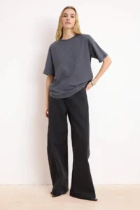 TRENDYOLMİLLA Anthracite 100% Cotton Stone Detaylı relaxed/Geniş Rahat Kesim Crew Neck Knitting T-Shirt - Image 2