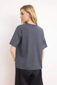 TRENDYOLMİLLA Anthracite 100% Cotton Stone Detaylı relaxed/Geniş Rahat Kesim Crew Neck Knitting T-Shirt - Image 4