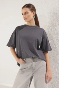 TRENDYOLMİLLA Anthracite 100% Cotton Stone Detaylı relaxed/Geniş Rahat Kesim Crew Neck Knitting T-Shirt - Image 5