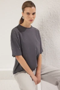 TRENDYOLMİLLA Anthracite 100% Cotton Stone Detaylı relaxed/Geniş Rahat Kesim Crew Neck Knitting T-Shirt - Image 6