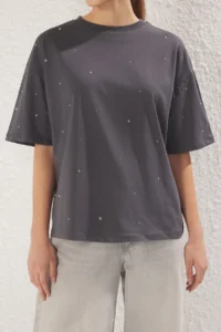 TRENDYOLMİLLA Anthracite 100% Cotton Stone Detaylı relaxed/Geniş Rahat Kesim Crew Neck Knitting T-Shirt - Image 8