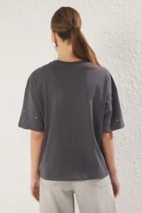 TRENDYOLMİLLA Anthracite 100% Cotton Stone Detaylı relaxed/Geniş Rahat Kesim Crew Neck Knitting T-Shirt - Image 9