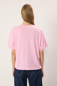 TRENDYOLMİLLA Pink Cotton Stone Detailed relaxed/Wide Relaxed Cut Crew Neck Knitting T-Shirt - Image 4