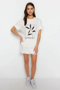 TRENDYOLMİLLA Ecru 100% Cotton Printed relaxed/Wide Relaxed Cut Crew Neck Knitting T-Shirt - Image 2