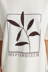 TRENDYOLMİLLA Ecru 100% Cotton Printed relaxed/Wide Relaxed Cut Crew Neck Knitting T-Shirt - Image 4