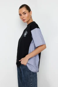 TRENDYOLMİLLA Black Thick Cotton Oversized/Wide Pattern Poplin Detailed Printed Knitting T-Shirt - Image 2