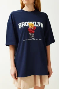 TRENDYOLMİLLA Navy Blue 100% Cotton Teddy Bear Printed Oversized/Wide Pattern Crew Neck Knitting T-Shirt - Image 4