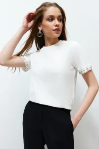 TRENDYOLMİLLA White Pearl Detailed Regular/Normal Pattern Knitting T-Shirt - Image 3