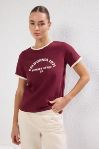 TRENDYOLMİLLA Burgundy 100% Cotton Slogan Printed Contrast Piping Detailed Knitting T-Shirt