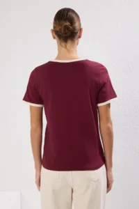 TRENDYOLMİLLA Burgundy 100% Cotton Slogan Printed Contrast Piping Detailed Knitting T-Shirt - Image 4
